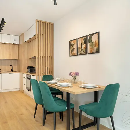 Cozy With Parking In By Renters Познань